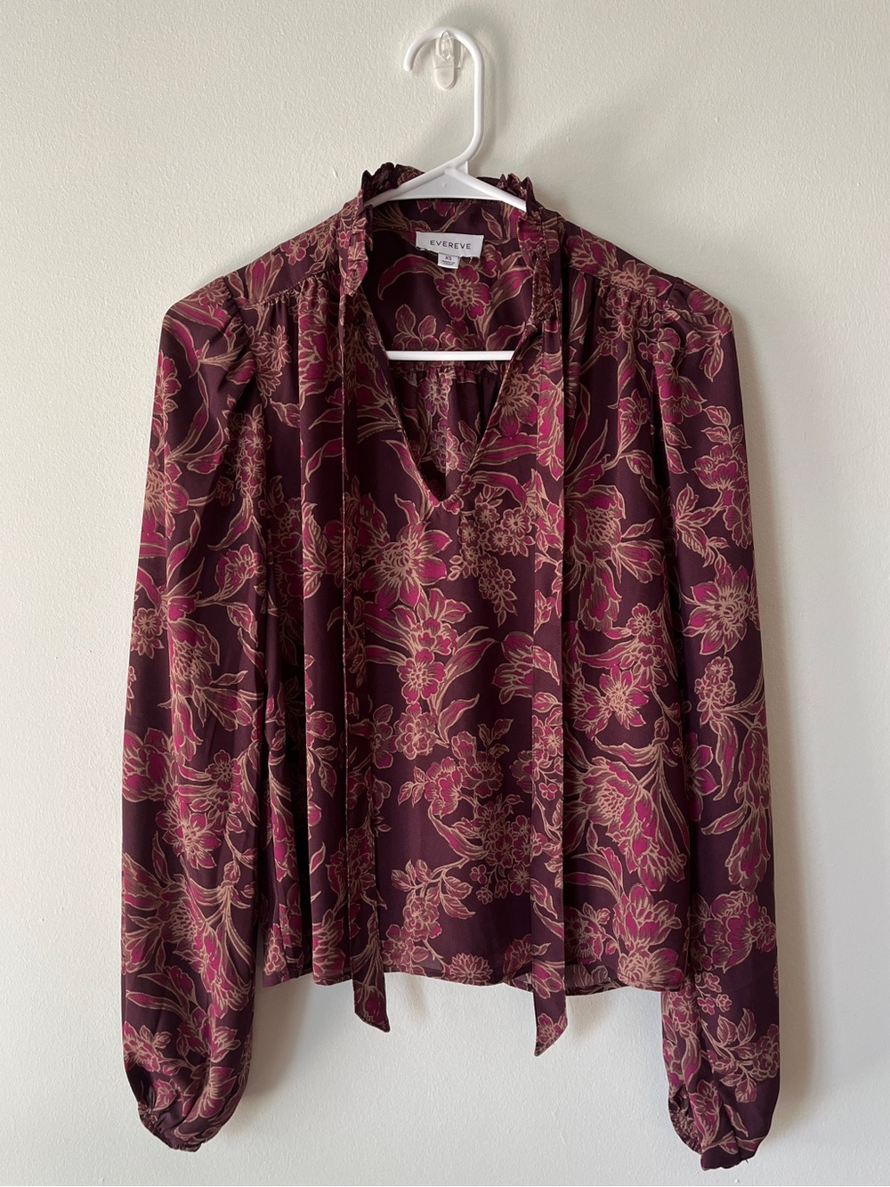 Evereve flowy tie-neck floral blouse | Small